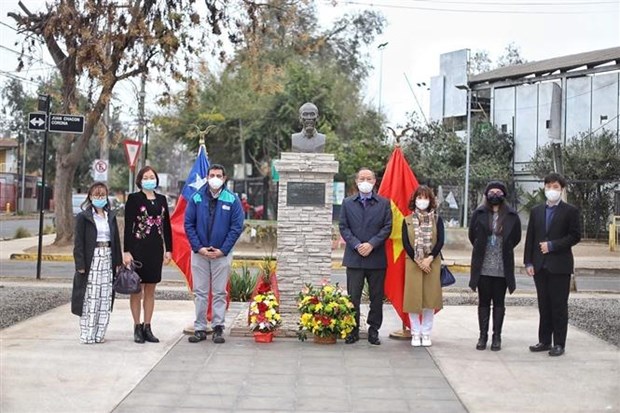 Vietnamese Embassy in Chile pays tribute to President Ho Chi Minh